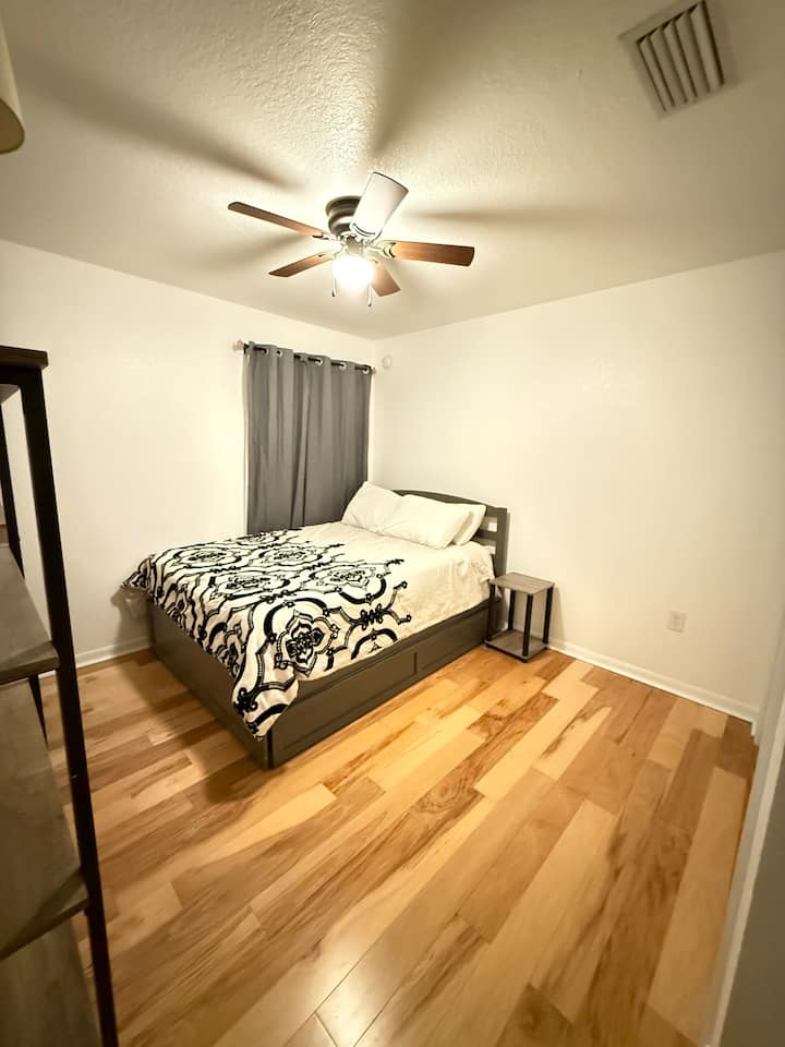 საძინებელი მხოლოდ საწოლით 152×203 სმ. 