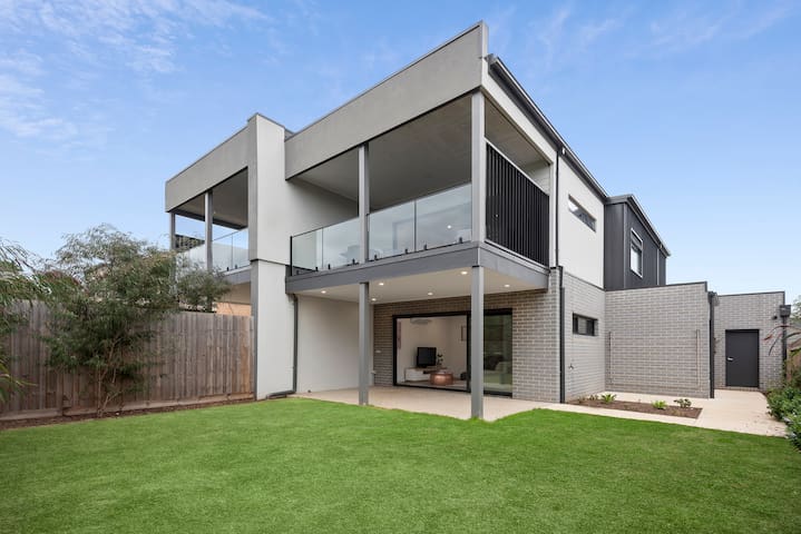 EntireTownhouse, living & views upstairs!