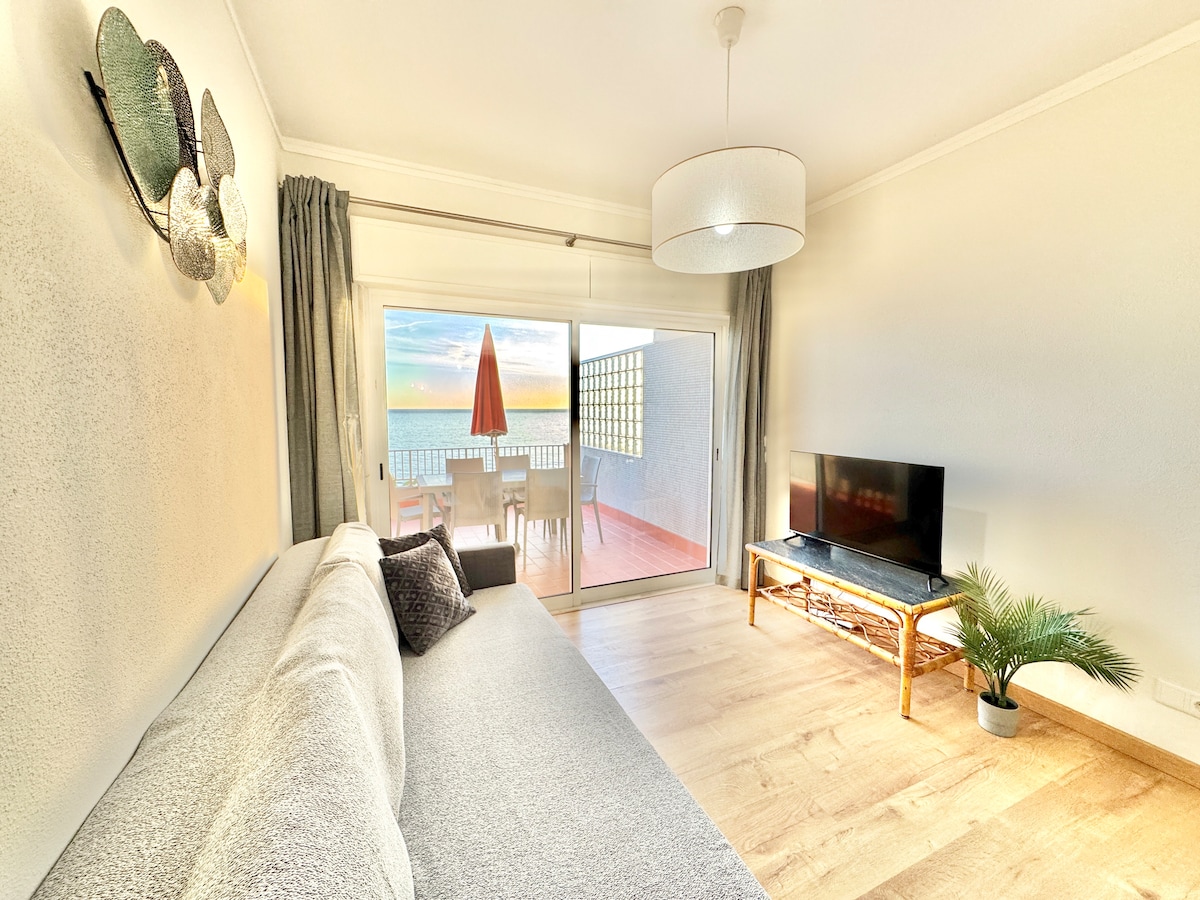 Airbnb em destaque: [Sea Front 180º View] with A/C & WiFi em Quarteira