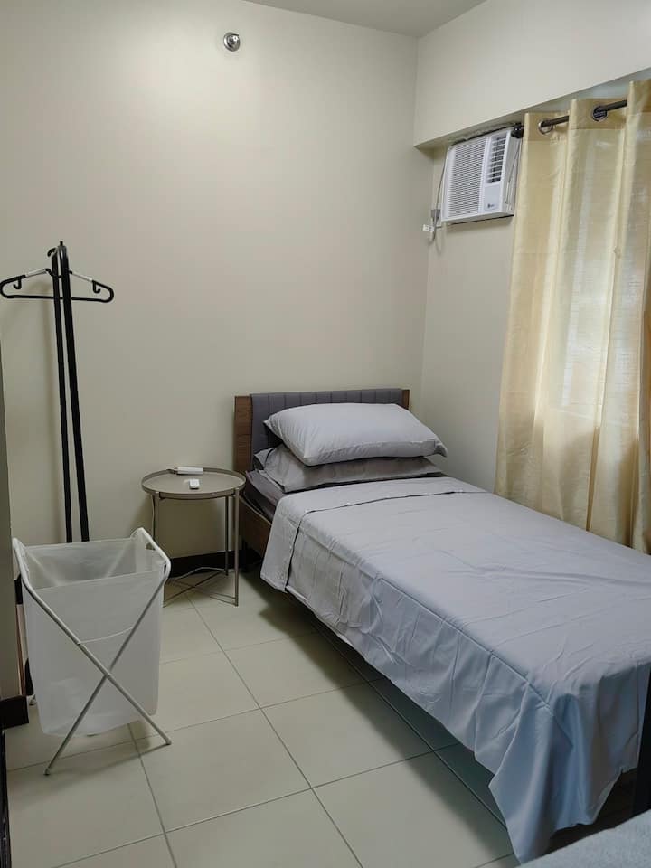 Спална соба 4 е единечен кревет кој се наоѓа во рамките на лизгачките врати на екранот за приватност поврзани со дневната соба.

Спалната соба има сопствен клима уред и закачалка за облека со закачалки. 