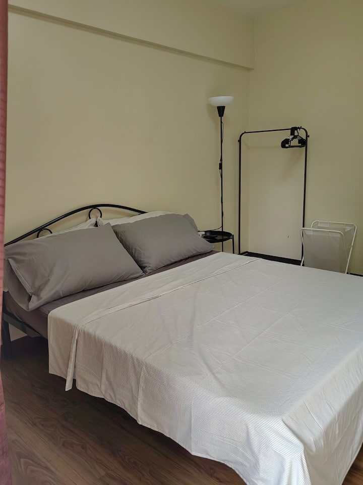 Спална соба 2 е двокреветна спална соба.

Има закачалка за облека со закачалки, клима уред и ламба. Спалната соба има и балкон. 