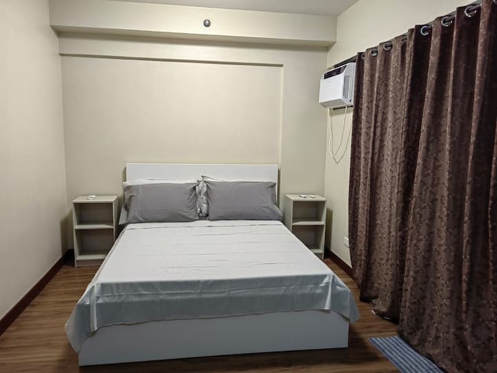 Спалната соба 1 или главната спална соба има брачен кревет (широк 150-179 см) со складиште за облека и додаден кауч. 

Спалната соба има сопствена бања и балкон за надгледување на имотот. 

Во спалната соба има и клима уред.