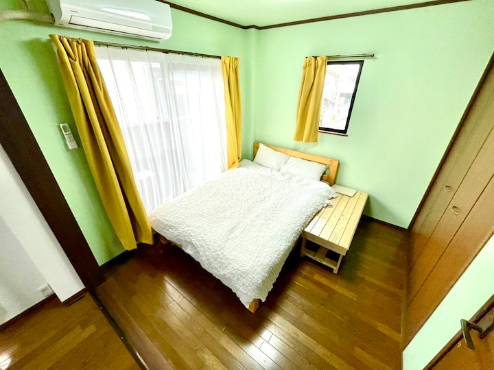 חדר השינה הזה מחובר לסלון בקומה השנייה