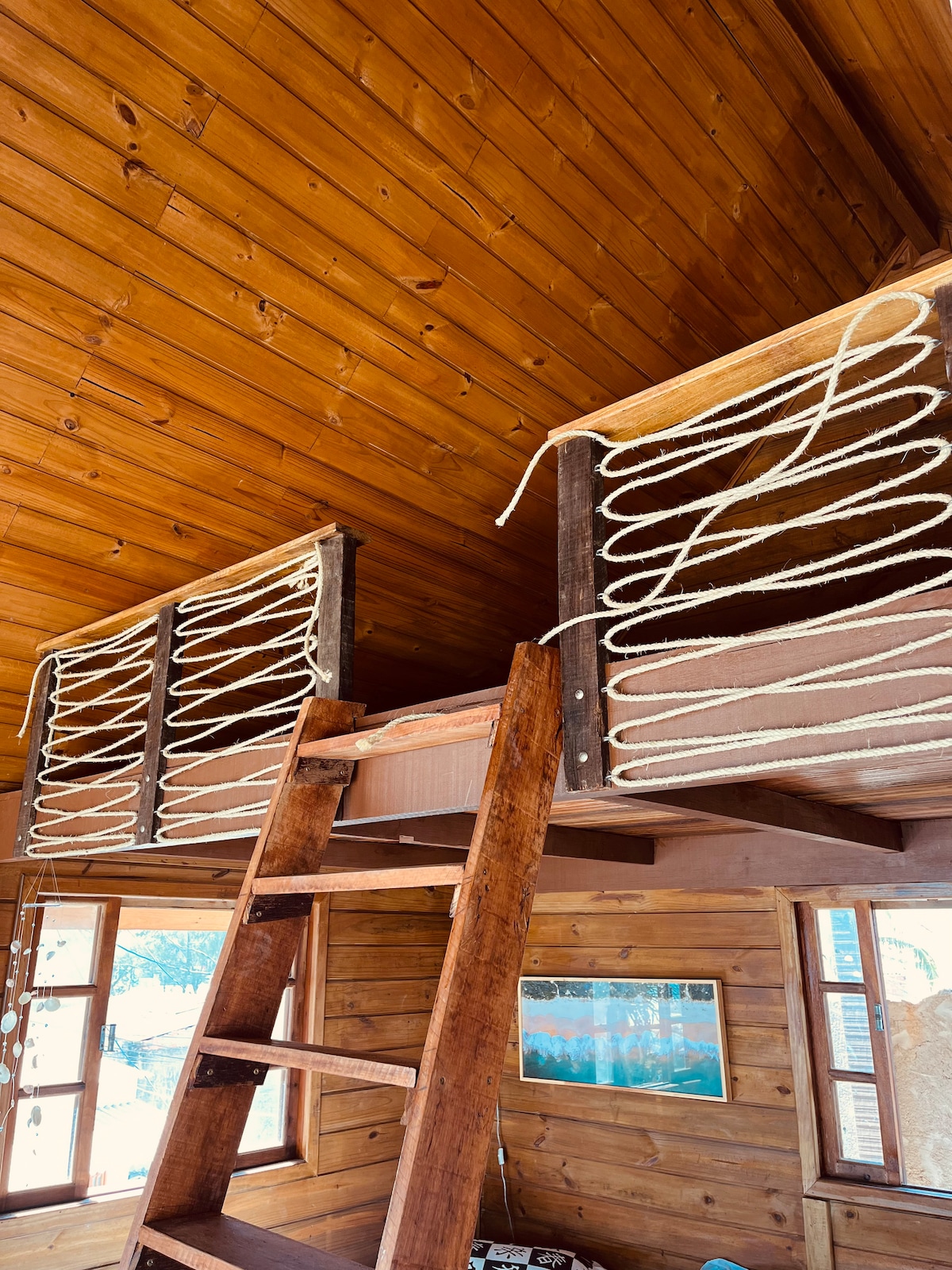 ชั้นลอยพร้อมเตียงคู่ที่สบาย ผ้าปูที่นอนและหมอน เอ็กซ์พีเรียนซ์กระท่อมโดยไม่สูญเสียความสะดวกสบาย! 