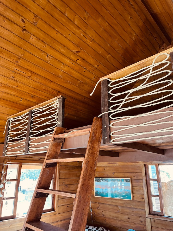 Mezzanine yenye vitanda viwili vya starehe, mashuka na mito imejumuishwa. Tukio la Kibanda bila kupoteza starehe! 
