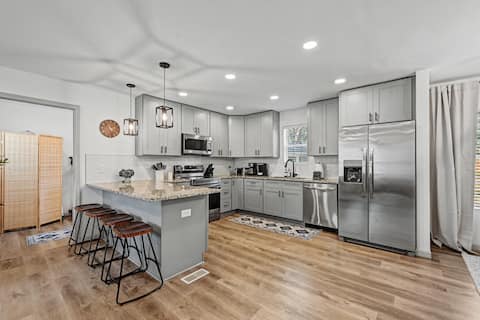 1 mile to Main Street - Pet Friendly - Fenced Yard