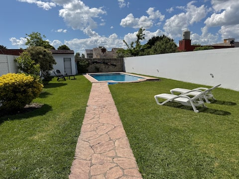 House with pool and grill-7p