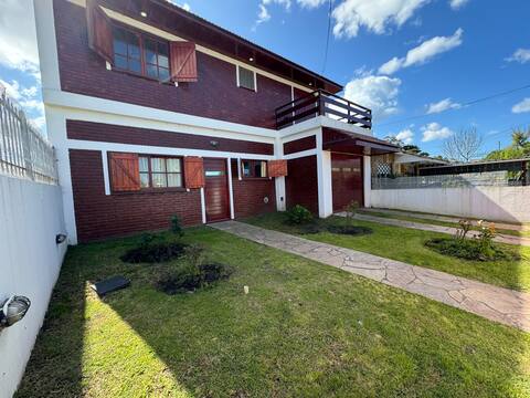 House with pool and grill-7p