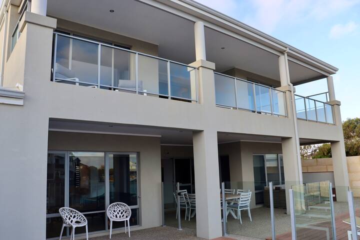 Queens Retreat Pool/Canal Holiday Home gallery image 2