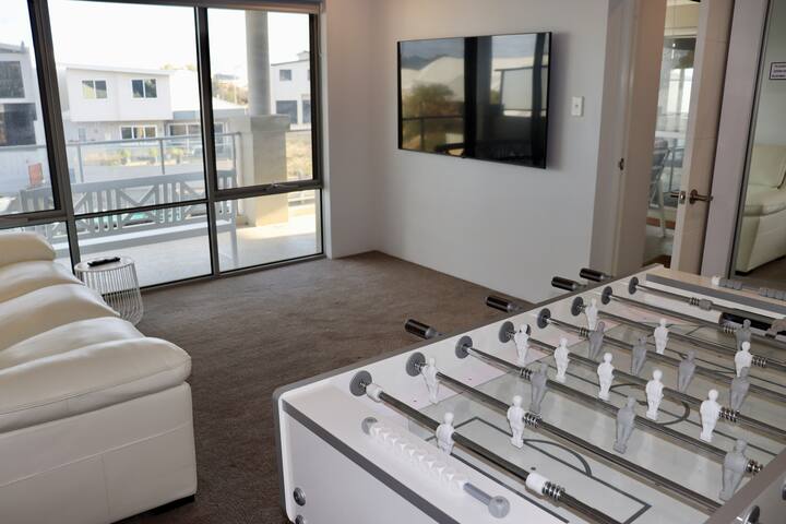 Queens Retreat Pool/Canal Holiday Home gallery image 3