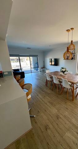 Queens Retreat Pool/Canal Holiday Home gallery image 4