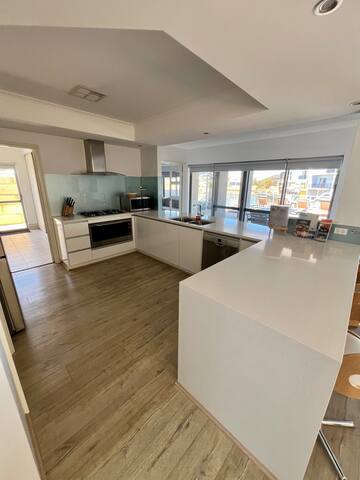 Queens Retreat Pool/Canal Holiday Home gallery image 5