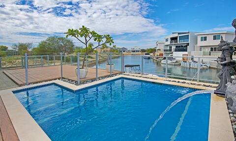 Queens Retreat 
Holiday Home
Pool/Canal/Full Home