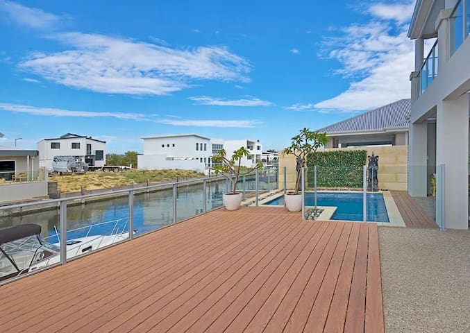 Queens Retreat Pool/Canal Holiday Home