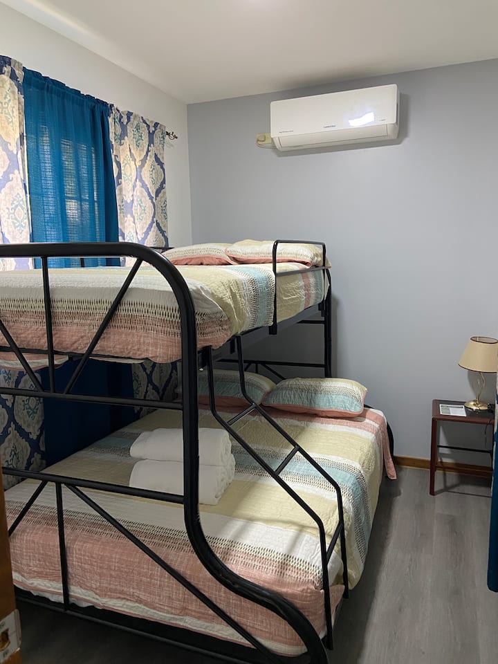 Udobna i udobna spavaća soba, dizajnirana za miran san nakon dana avanture.
