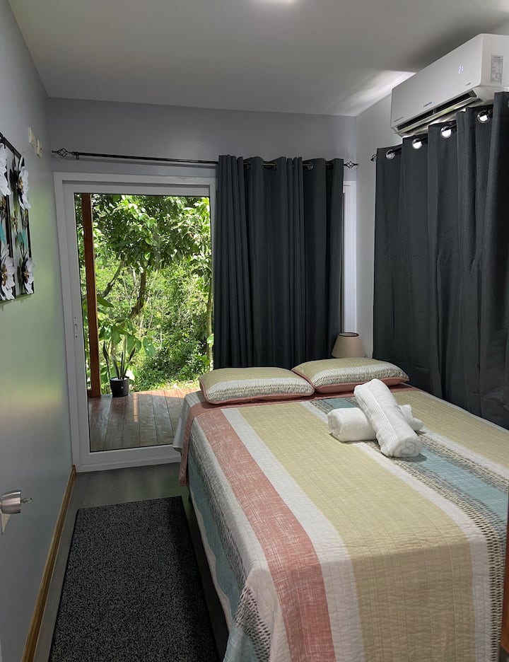 Udobna i udobna spavaća soba, dizajnirana za miran san nakon dana avanture.
