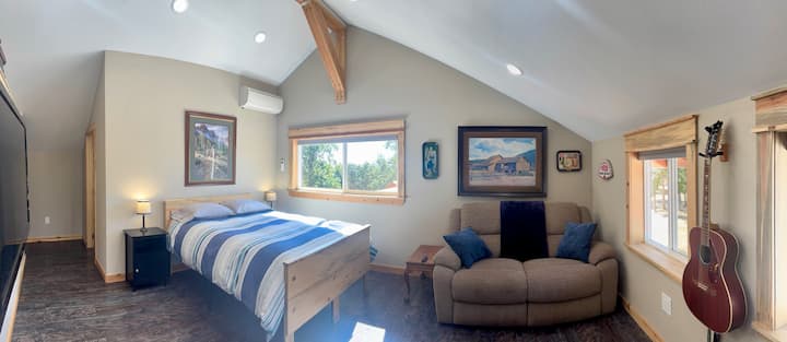 Spavaća soba na katu (2) s bračnim krevetom, naslonjačem, televizorom s više kanala za streaming, masažnom stolicom (samo za odrasle), malim radnim stolom i kupaonicom s WC-om 