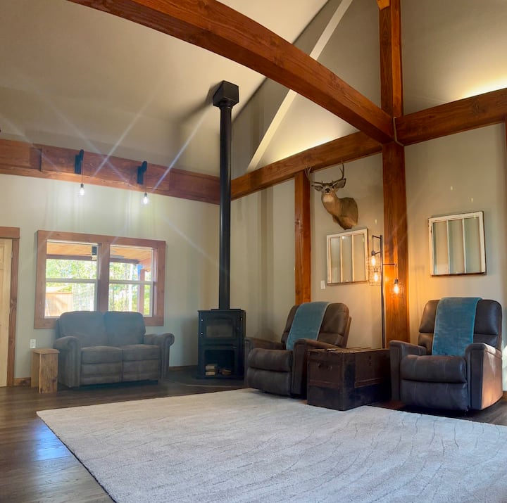 Dva naslonjača, naslonjač, bračni krevet na razvlačenje od 75inča i vrlo mekani tepih