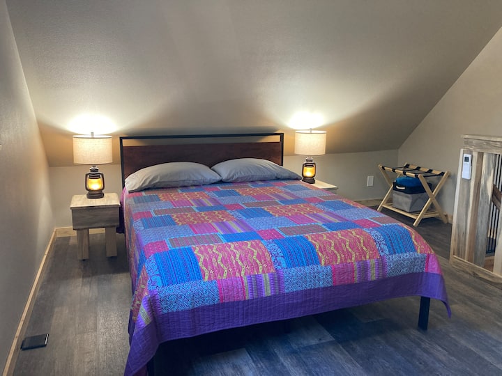 Spavaća soba na katu s 2 bračna kreveta (širine 150 – 179 cm)
