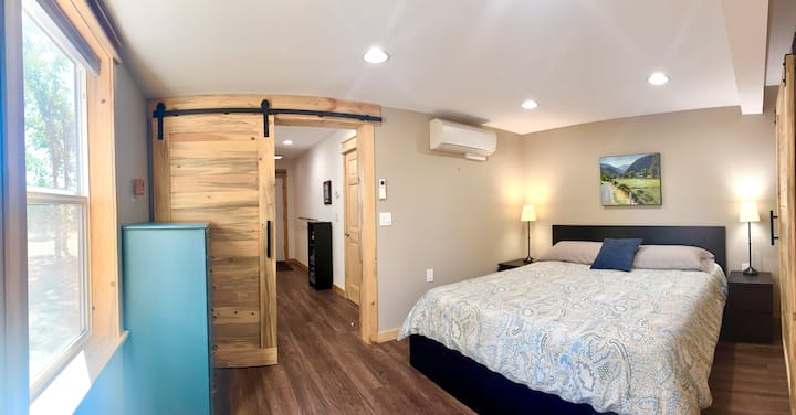 Glavni apartman ima veliki bračni krevet, kupaonicu s dvostrukim umivaonikom, trostrukom tuš-kabinom i klima-uređajem za grijanje i hlađenje. 