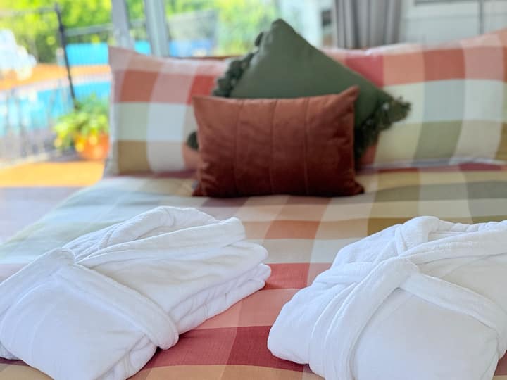 Útulné manželské postele s mäkkými županmi. Počas pobytu sú k dispozícii uteráky, posteľná bielizeň a ďalšie prikrývky.