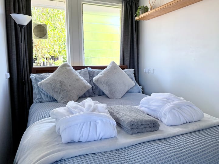 Druhá vlastná spálňa v hlavnom štúdiu, pohodlná manželská posteľ a dostatok úložného priestoru so vstavaným šatníkom a skrinkami.