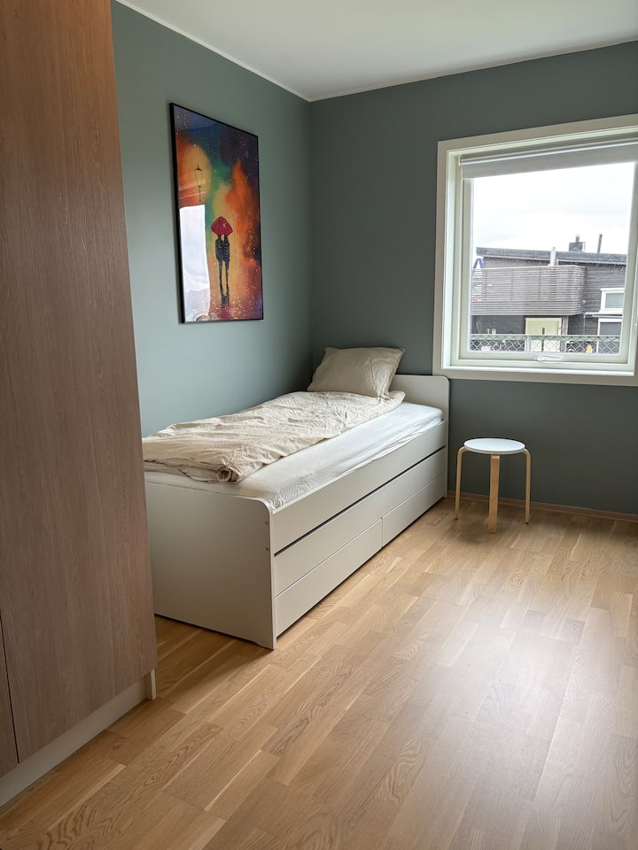 Krevet ima „ladicu” koja se može izvući i pretvoriti u zaseban krevet. Oba su kreveta 90x200. 