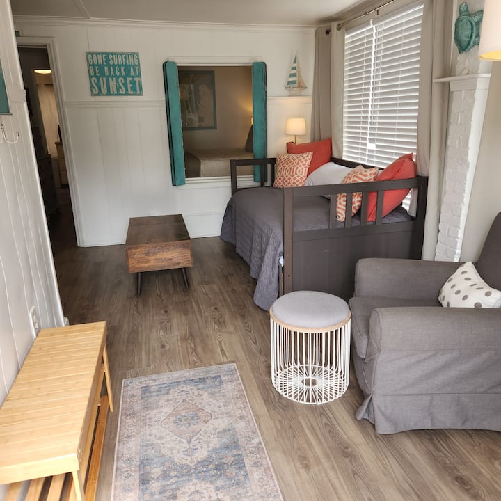 Rozkladacia pohovka Ikea s veľkou manželskou posteľou