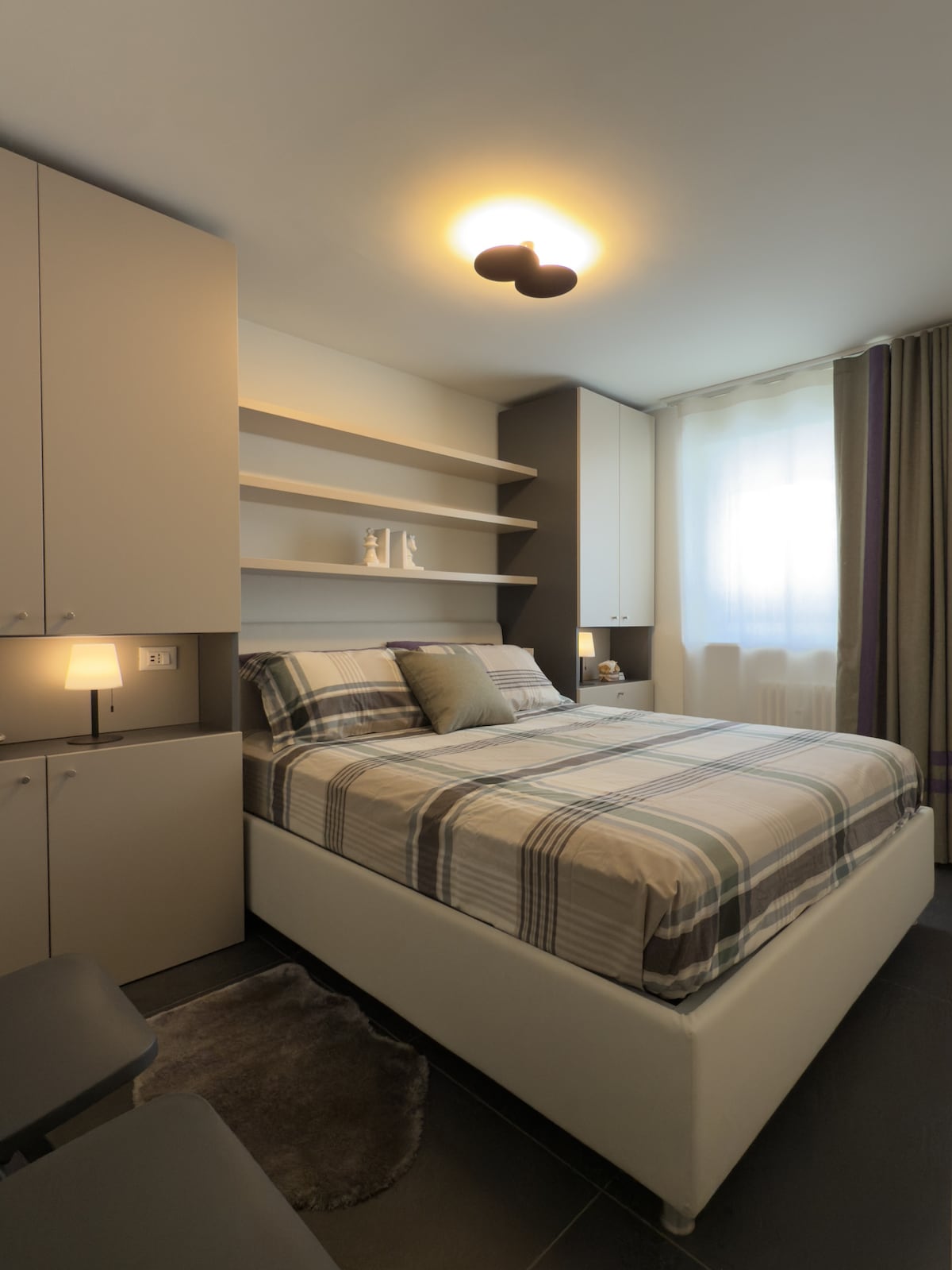 Dormitorio doble con armarios grandes a los lados de la cama.
Dormitorio doble con armarios grandes a ambos lados de la cama.