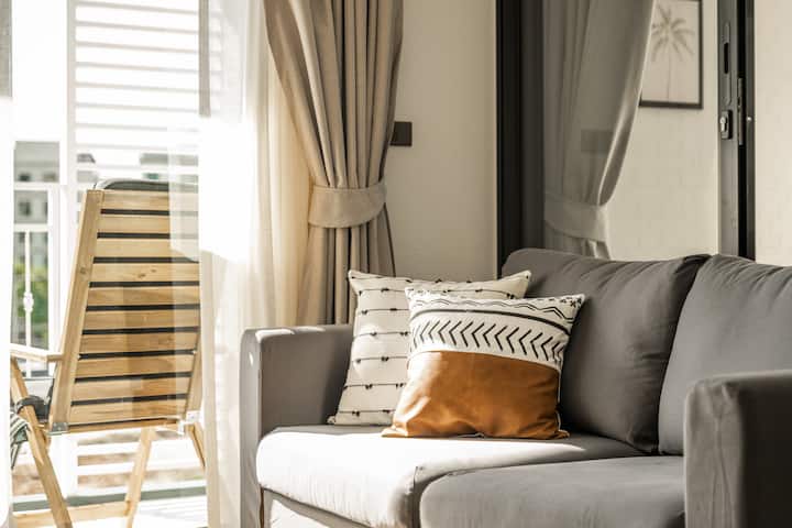 Pohodlná rozkladacia pohovka pre dve osoby bude dobrou voľbou na ubytovanie  hostí.