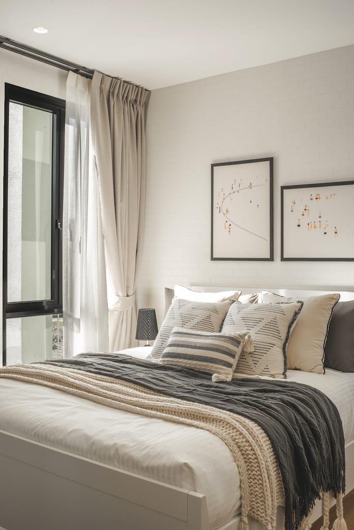 Spálňa má priestrannú manželskú posteľ.