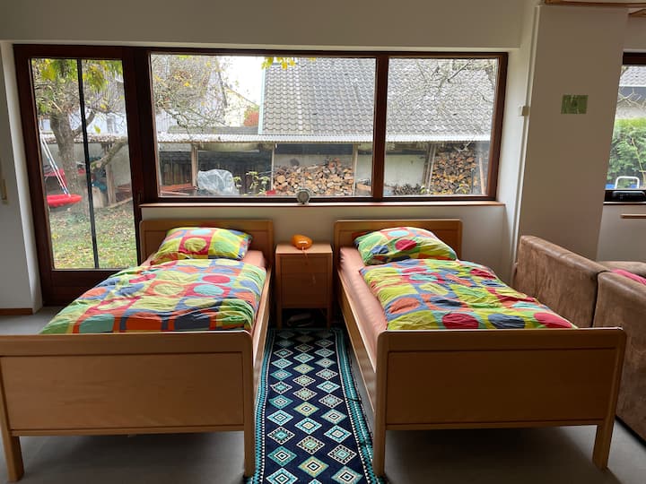 Vitanda viwili vya mtu mmoja kila kimoja kina ukubwa wa sentimita 90 x 200. Msingi unaoweza kurekebishwa