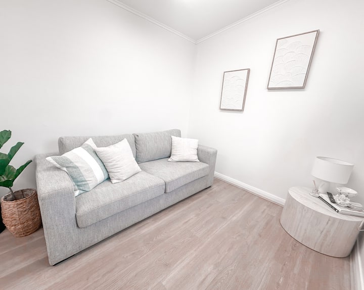 Cosy Coastal Cabin · 2-min To Beach · King Bed - Kingscote