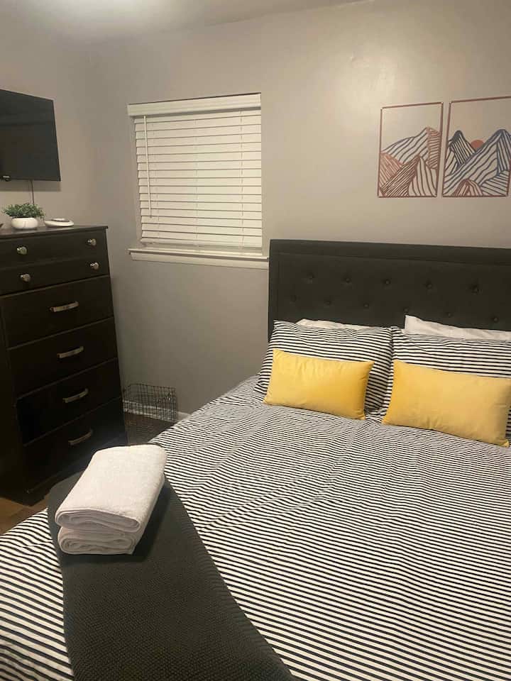 ¡Cómoda cama tamaño queen, televisión, un montón de espacio para guardar! 