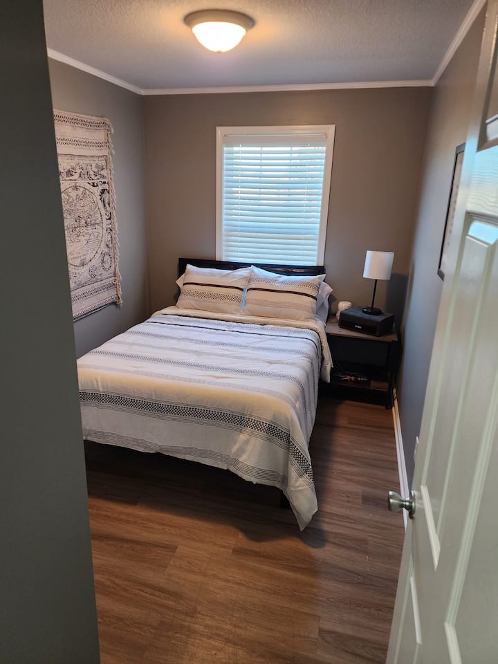 La chambre dispose d'un lit complet, d'un placard spacieux, d'une table de chevet et d'un tourne-disque. 