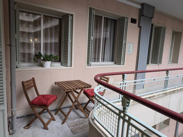 3 Art Deco spacious home center gallery image 2