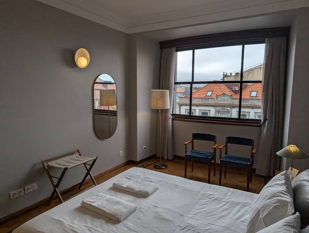 3 Art Deco spacious home center gallery image 5