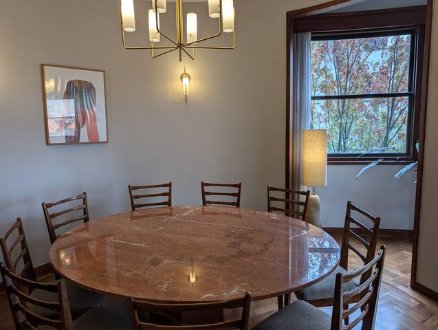 3 Art Deco spacious home center gallery image 4