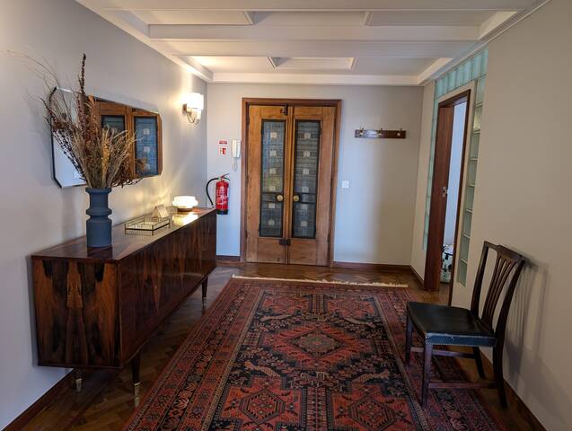 3 Art Deco spacious home center gallery image 3