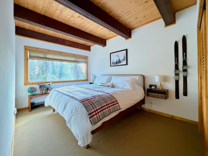 Хибриден душек Leesa со големина на брачен кревет (широк 150 – 179 см), јорган Doze и чаршафи и перници Brooklinen