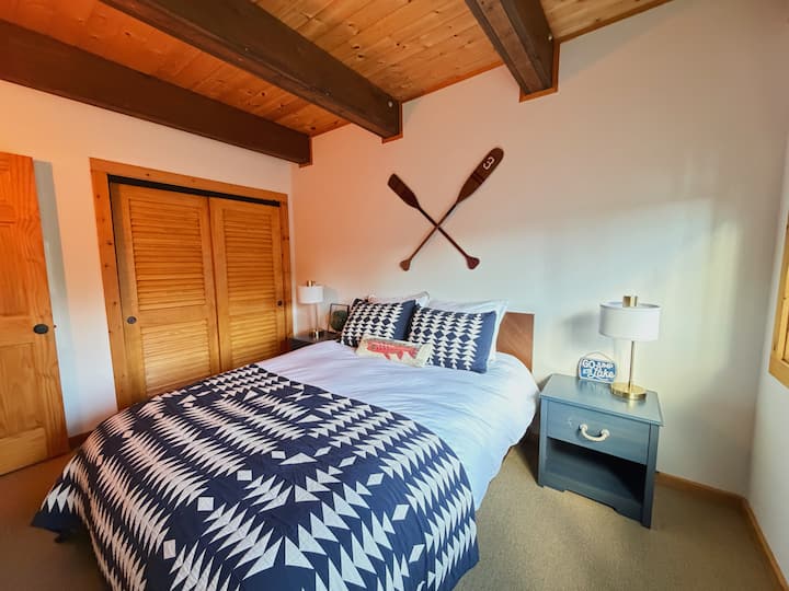 Душек со големина за брачен кревет (широк 150 – 179 см) Leesa, јорган Doze, покривка Pendleton и чаршафи Brooklinen