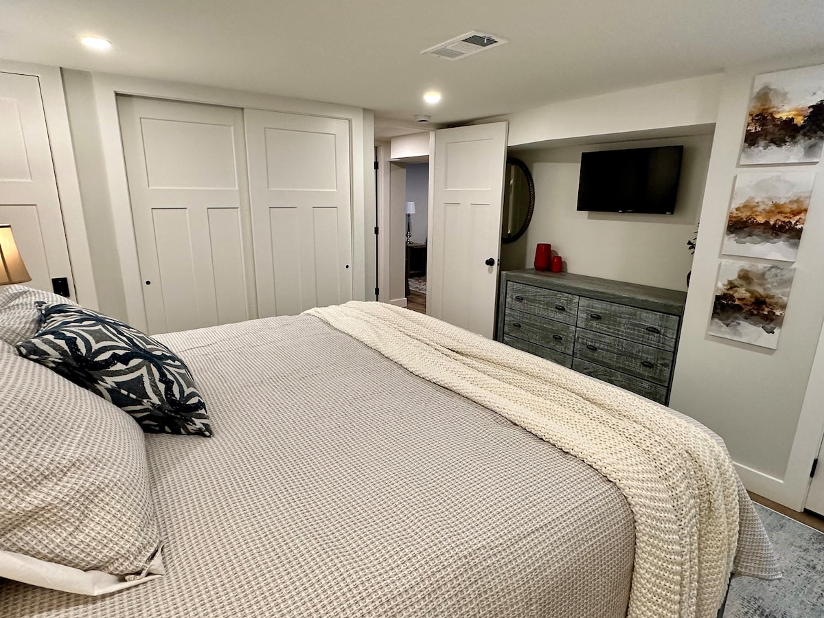 Amplio armario y cómoda con acceso cercano al medio baño en la planta baja y junto a la sala familiar/recreativa/de juegos en la planta baja.