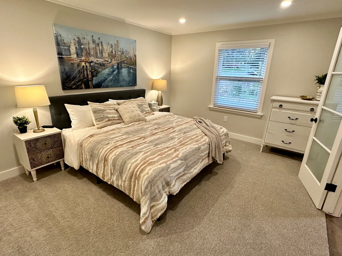 El principal de arriba cuenta con puertas dobles a la sala de estar y muchas entradas construidas para guardar el equipaje. También hay suficiente espacio en el piso para un paquete de juegos u otra disposición para dormir para niños.