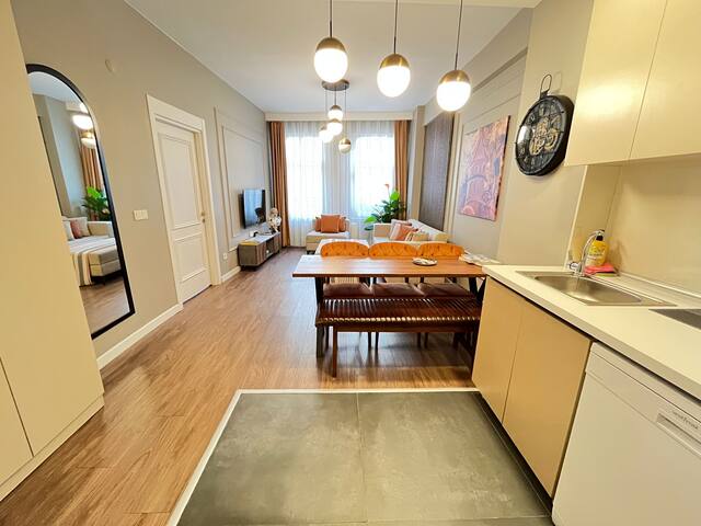 Large Flat in Center with balcony gallery image 4