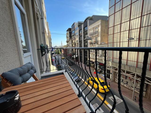 Large Flat in Center with balcony gallery image 2