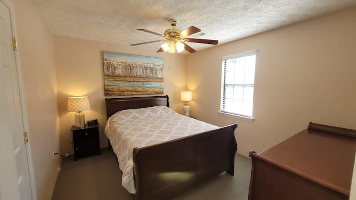 1 veľká manželská posteľ, 1 komoda so zrkadlom, 2 nočné stolíky s lampami, 1 budík, stropný ventilátor so svetlom, skriňa, okno s výhľadom na predný dvor