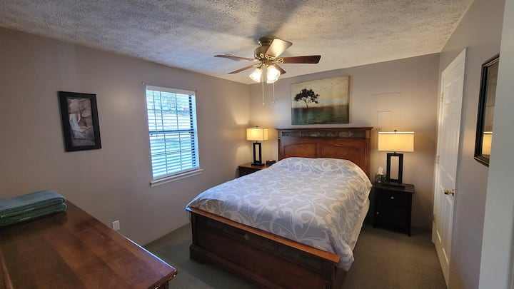 1 veľká manželská posteľ, 1 komoda so zrkadlom, 2 nočné stolíky s lampami, 1 budík, stropný ventilátor so svetlom, skriňa, okno s výhľadom na zadný dvor