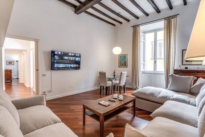 Collegio Romano Luxury Appartament by MEG gallery image 3