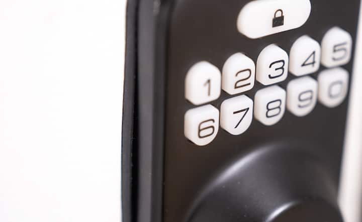  Jednoduché použitie! Stačí zadať zdieľaný kód a otvoriť stlačením tlačidla zámku. ✨

Ak ju chcete zamknúť, podržte dvere na mieste a stlačte tlačidlo zámku, kým sa nezabezpečí.