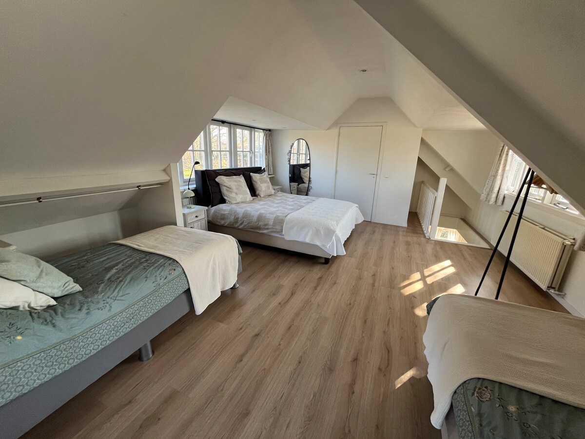 In the spacious bedroom, there are 1 twin-jumeaux  box spring and 2 single box springs of 90 x 210 